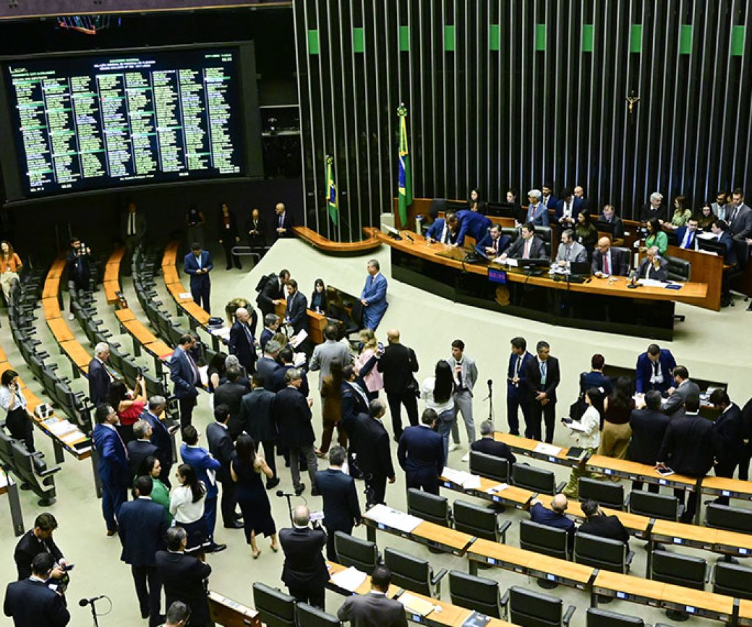 Parlamentares à bancada.