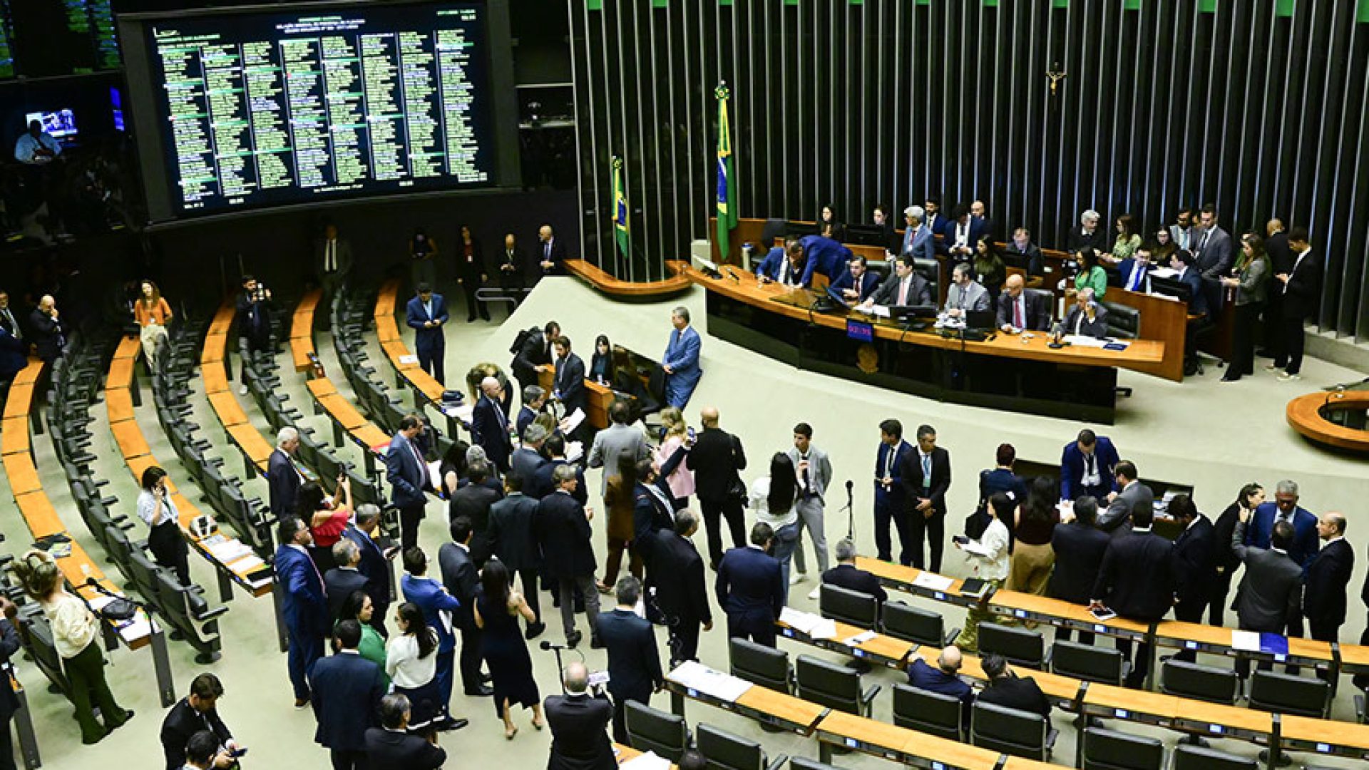 Parlamentares à bancada.