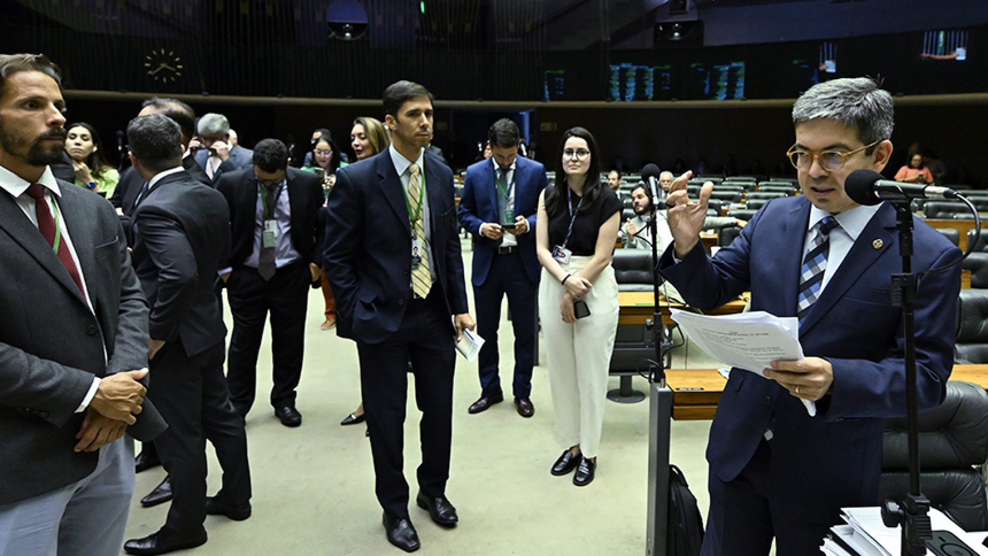 Em pronunciamento, à bancada, líder do governo no Congresso Nacional, senador Randolfe Rodrigues (PT-AP).