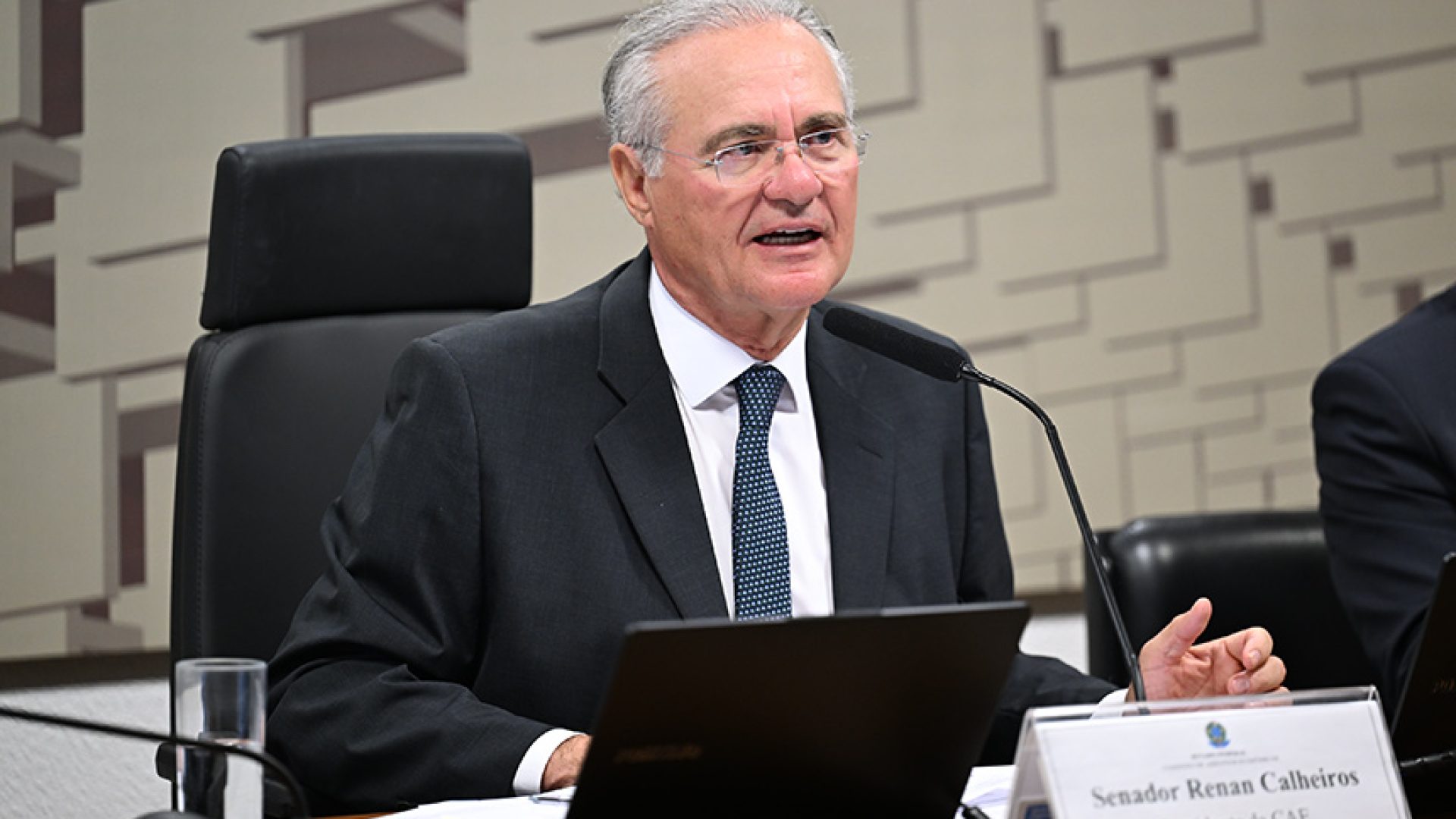 Cigarro eletrônico e passe livre estão entre 100 projetos prontos para votação na CAE — Senado Notícias