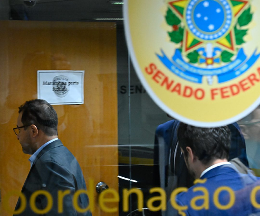 Após receber voz de prisão, ex-coordenador-geral de Pagamento de Benefícios do INSS, Jucimar Fonseca da Silva, é levado à Polícia do Senado.