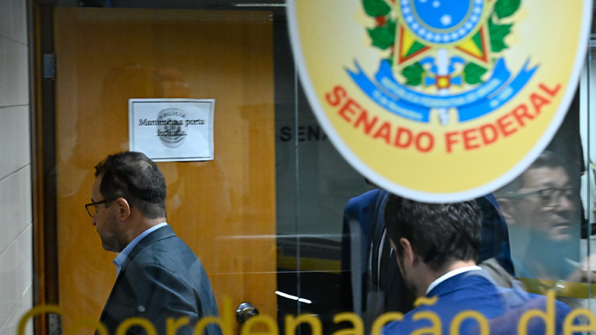 Após receber voz de prisão, ex-coordenador-geral de Pagamento de Benefícios do INSS, Jucimar Fonseca da Silva, é levado à Polícia do Senado.