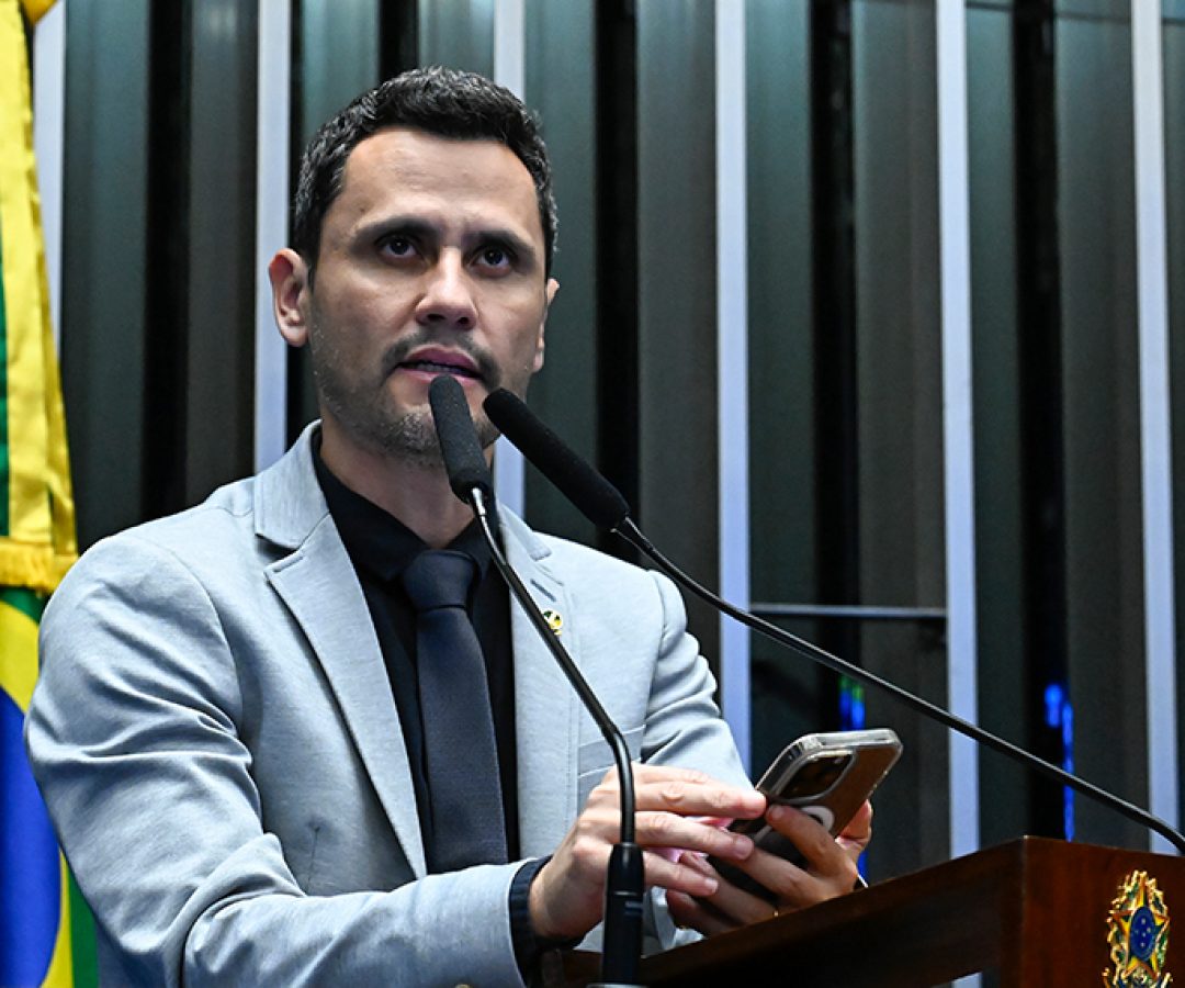 Senador Cleitinho (Republicanos-MG) em discurso à tribuna.