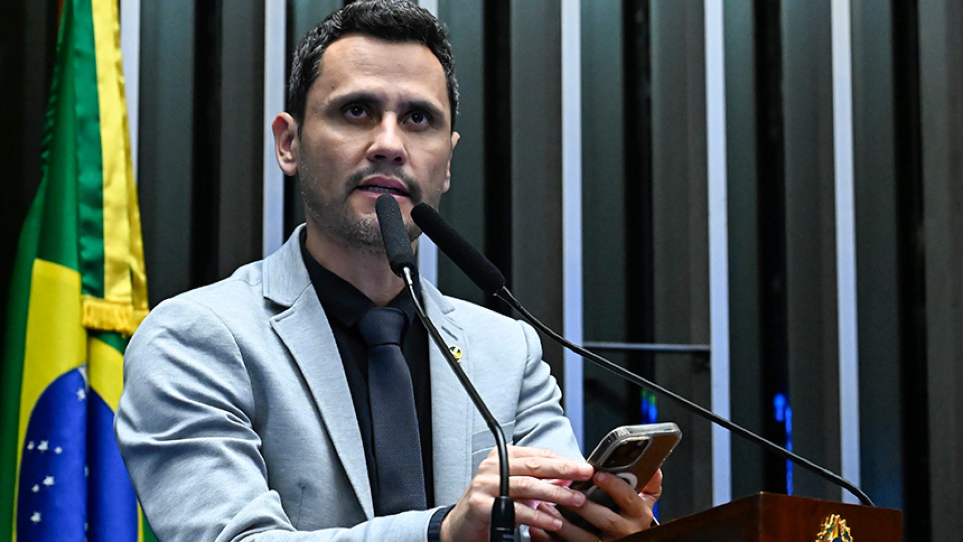 Senador Cleitinho (Republicanos-MG) em discurso à tribuna.