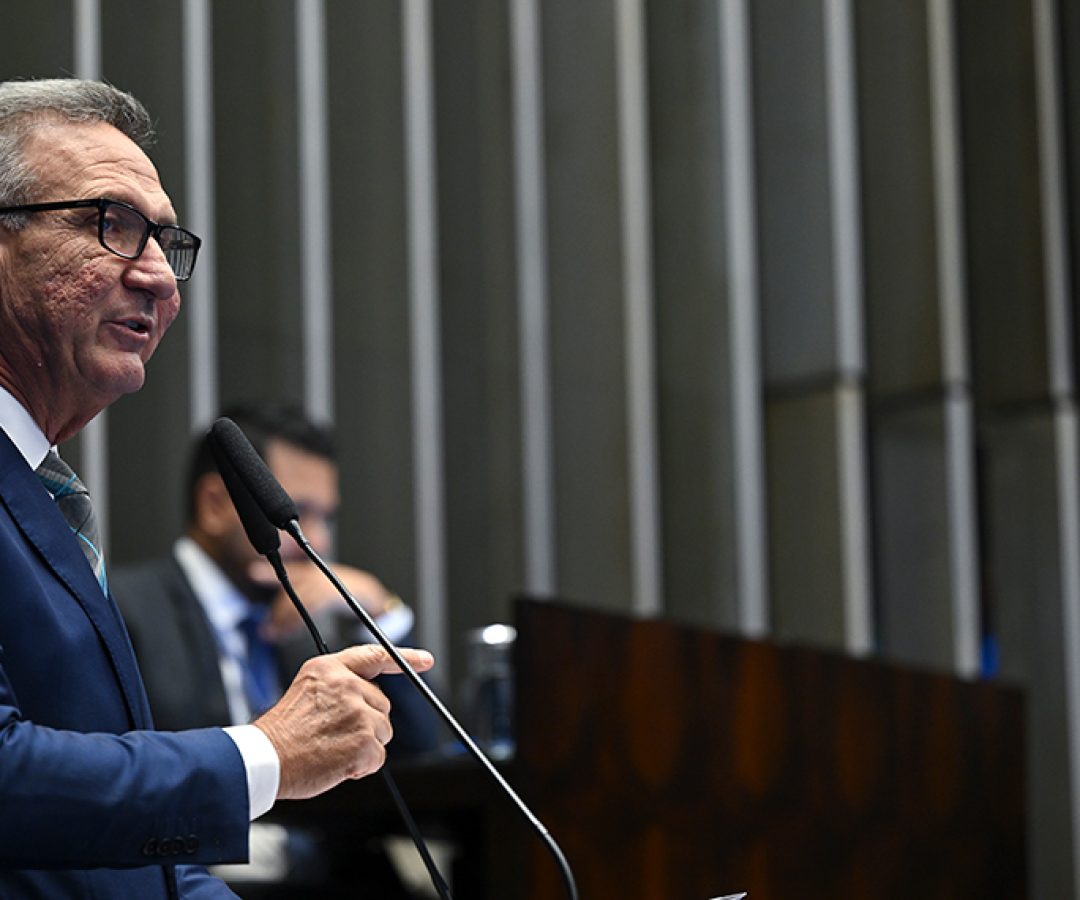À tribuna, em discurso, senador Lucas Barreto (PSD-AP).