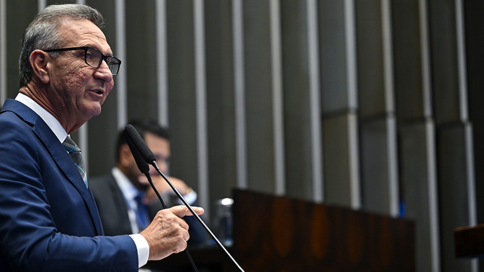 À tribuna, em discurso, senador Lucas Barreto (PSD-AP).
