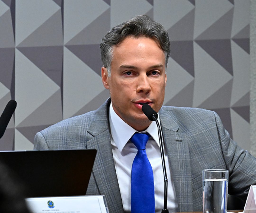 Em pronunciamento, à mesa, presidente da Amar Brasil Clube de Benefícios (ABCB), Américo Monte Júnior - depoente.