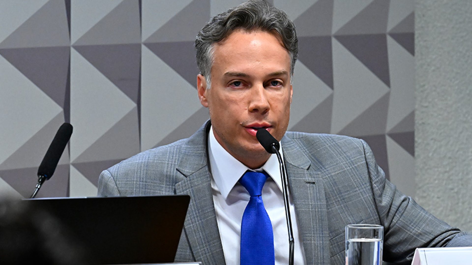 Em pronunciamento, à mesa, presidente da Amar Brasil Clube de Benefícios (ABCB), Américo Monte Júnior - depoente.