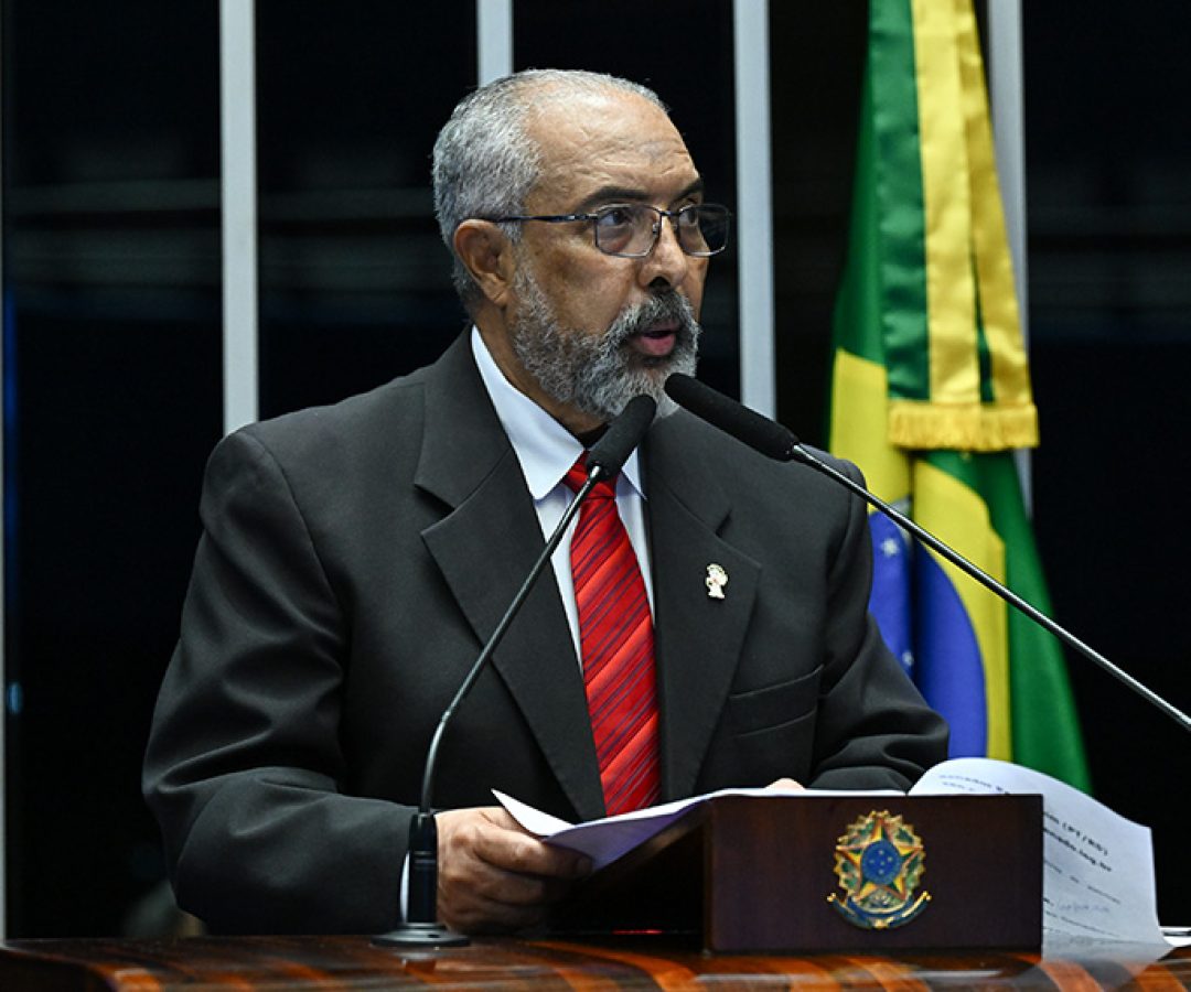 À tribuna, em discurso, senador Paulo Paim (PT-RS).
