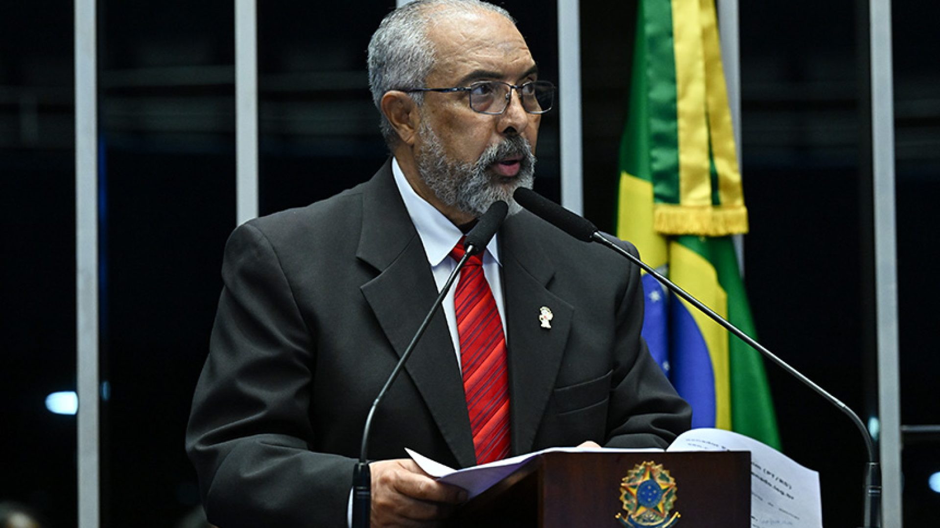 À tribuna, em discurso, senador Paulo Paim (PT-RS).