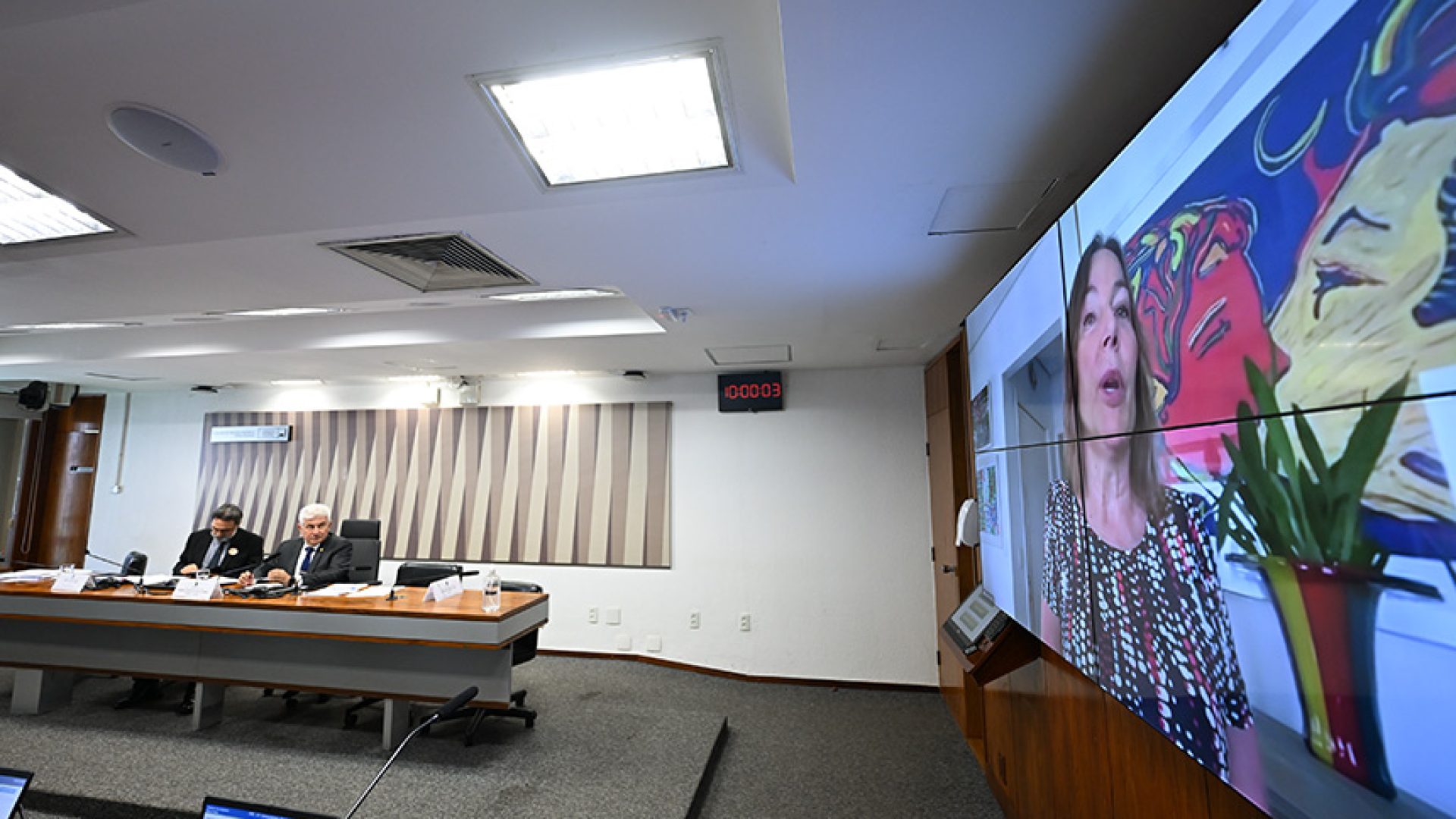 Avança regra para limitar volta obrigatória ao exterior de criança vítima de violência — Senado Notícias