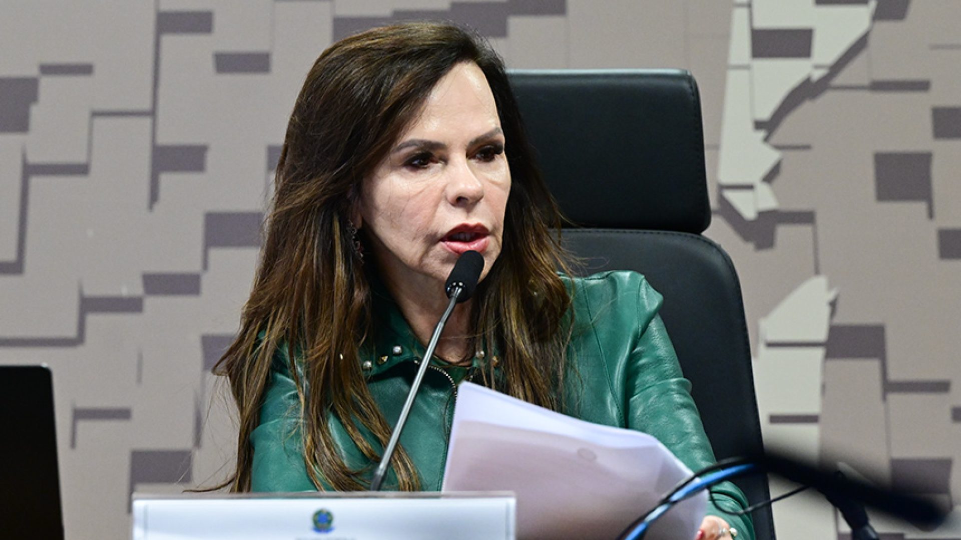 À mesa, presidente da CDR, senadora Professora Dorinha Seabra (União-TO), conduz reunião.