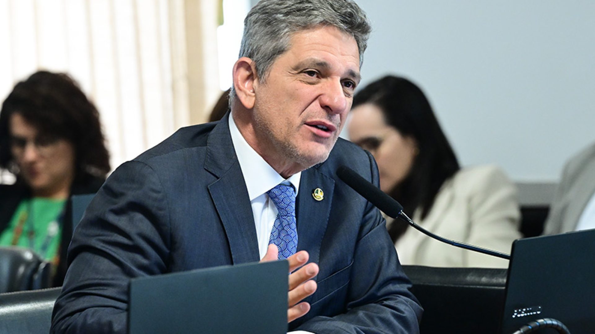 Em pronunciamento, à bancada, senador Rogério Carvalho (PT-SE).