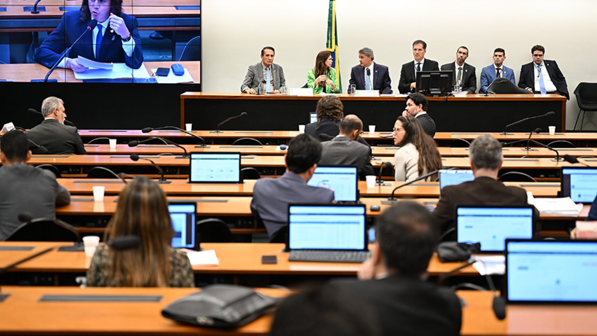 Painel exibe senador Veneziano Vital do Rêgo (MDB-PB) em pronunciamento à bancada.