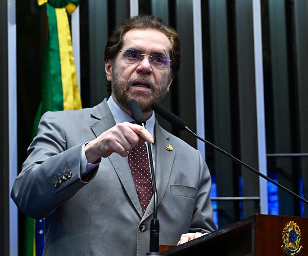 Em discurso, à tribuna, senador Plínio Valério (PSDB-AM).