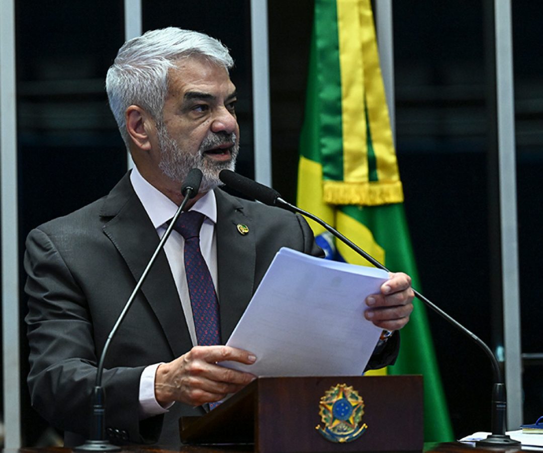 Senador Humberto Costa (PT-PE) em discurso à tribuna.
