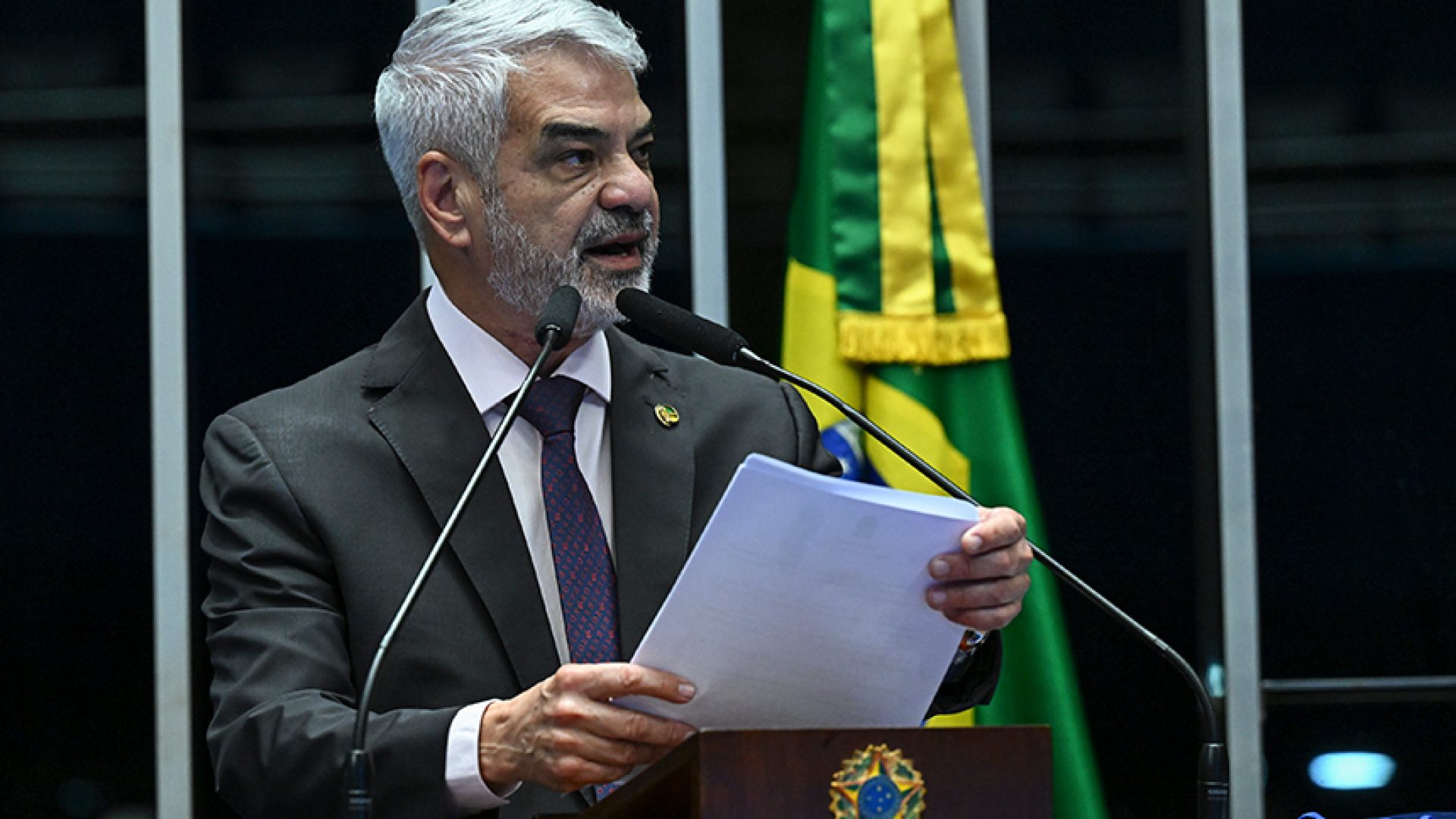 Senador Humberto Costa (PT-PE) em discurso à tribuna.