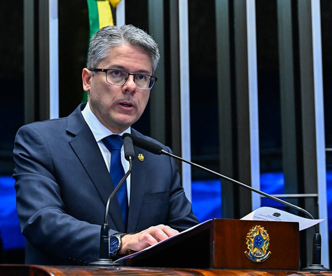 À tribuna, em discurso, senador Alessandro Vieira (MDB-SE).