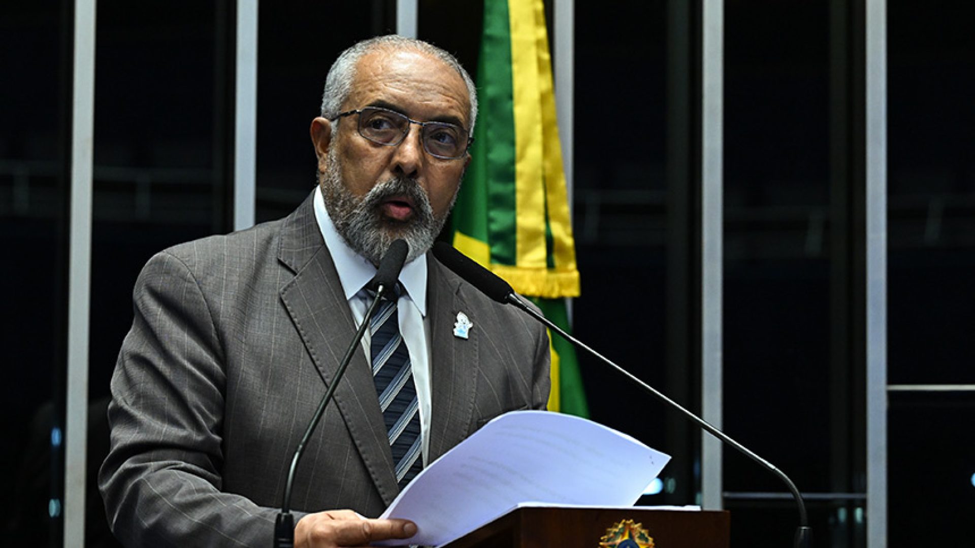 Em discurso, à tribuna, senador Paulo Paim (PT-RS).