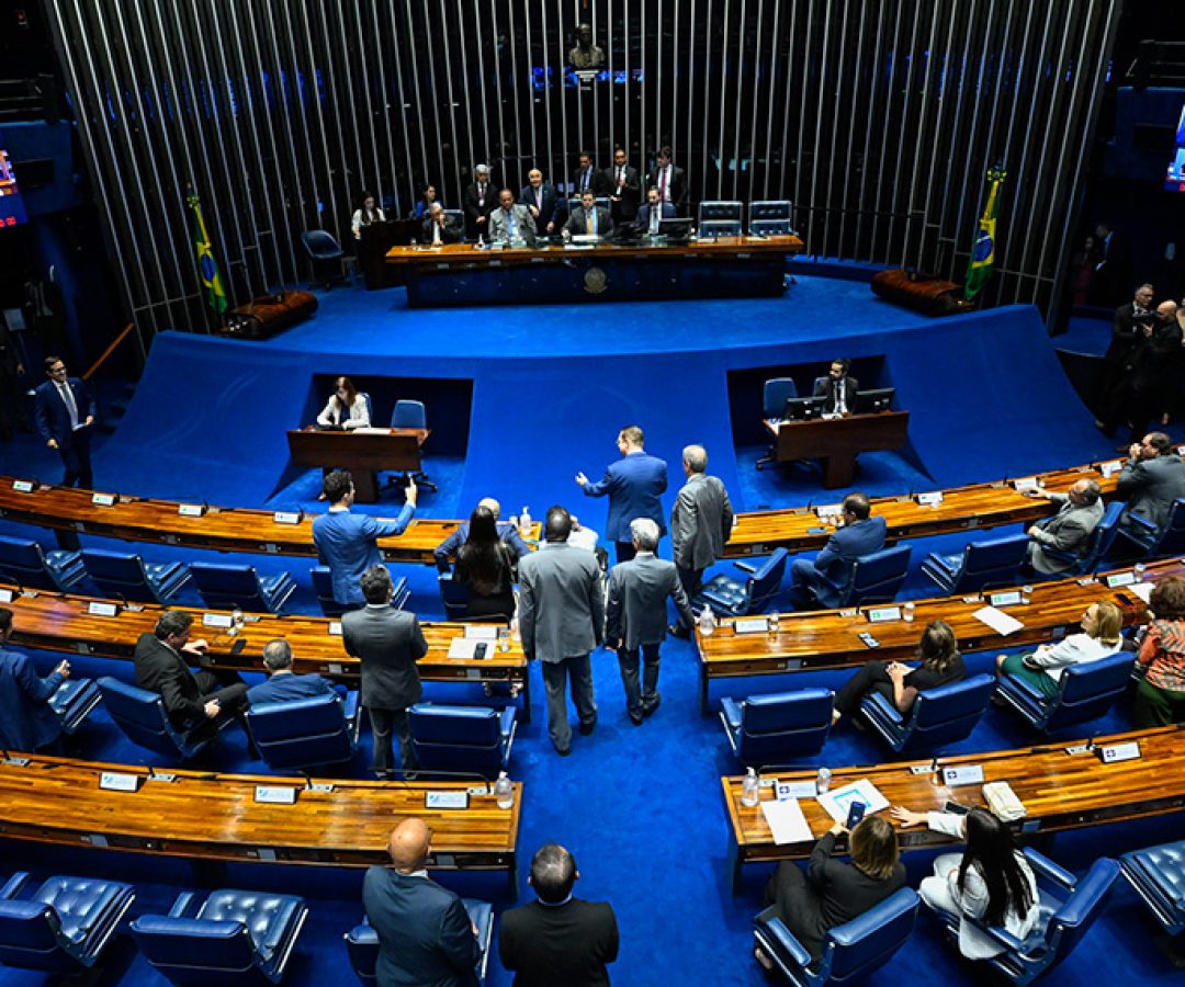 Senador Bruno Bonetti (PL-RJ) retira-se da tribuna após discurso. O parlamentar assume a vaga do senador Romário (PL-RJ) que se afastará da Casa por um período de 120 dias.
