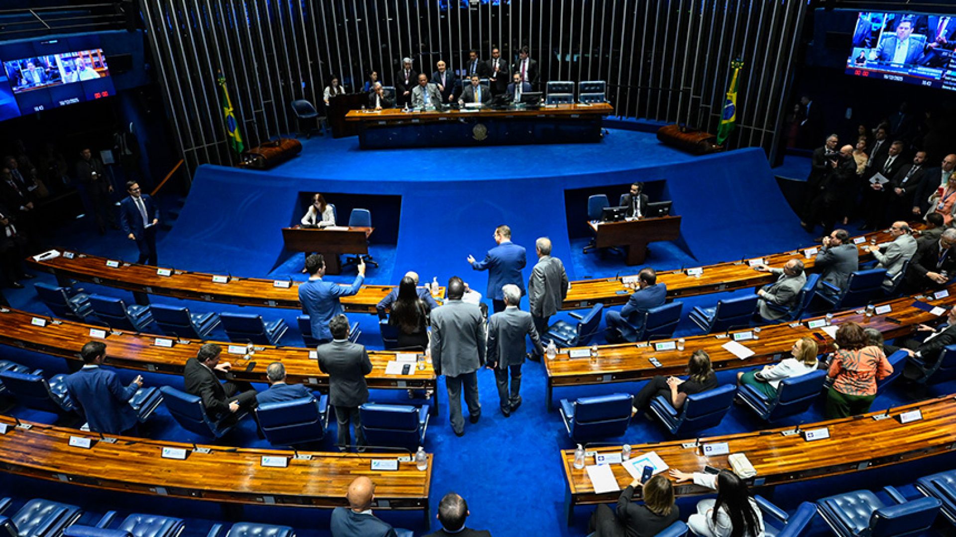 Senador Bruno Bonetti (PL-RJ) retira-se da tribuna após discurso. O parlamentar assume a vaga do senador Romário (PL-RJ) que se afastará da Casa por um período de 120 dias.