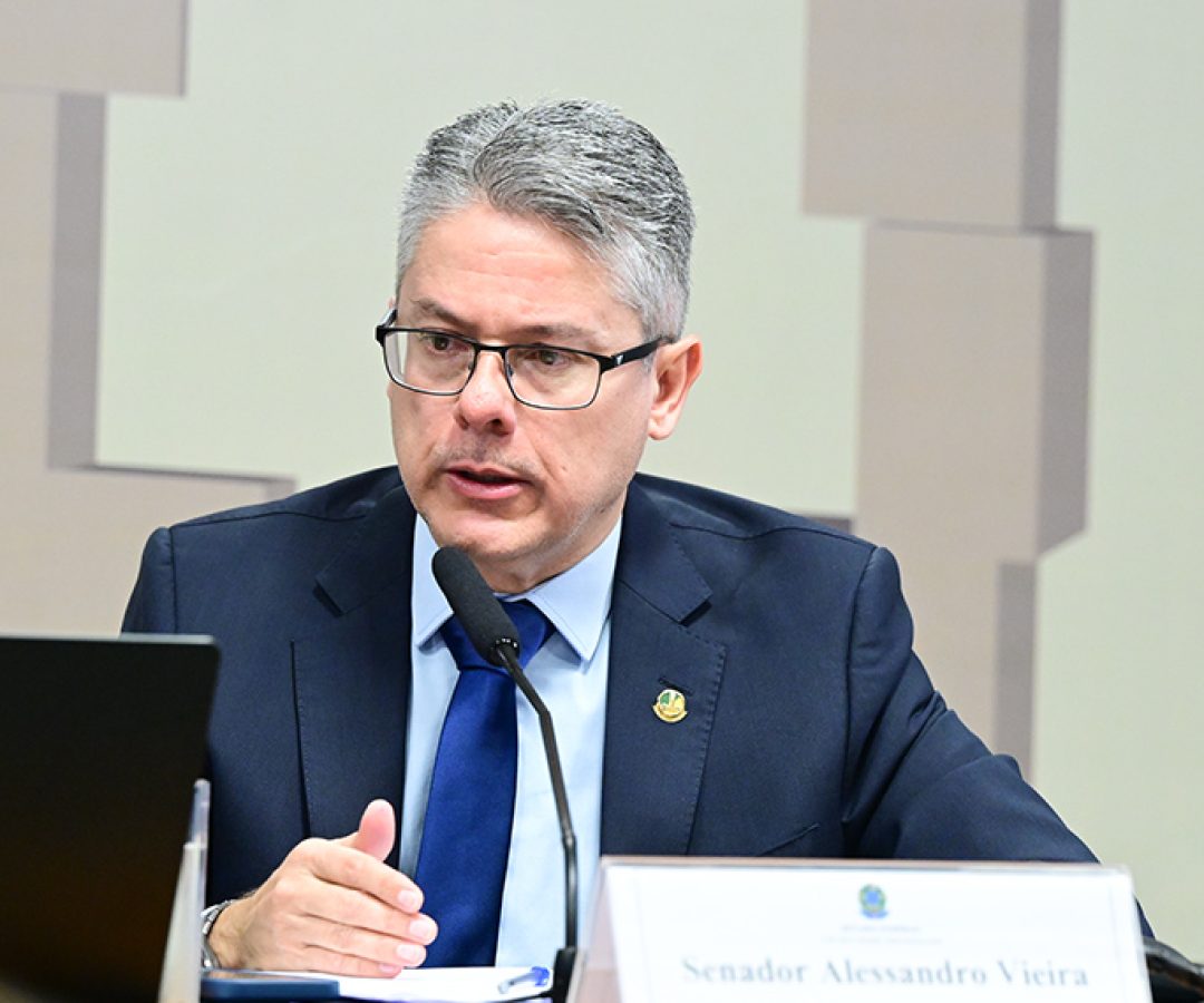 Relator da CPICRIME, senador Alessandro Vieira (MDB-SE) em pronunciamento à mesa.