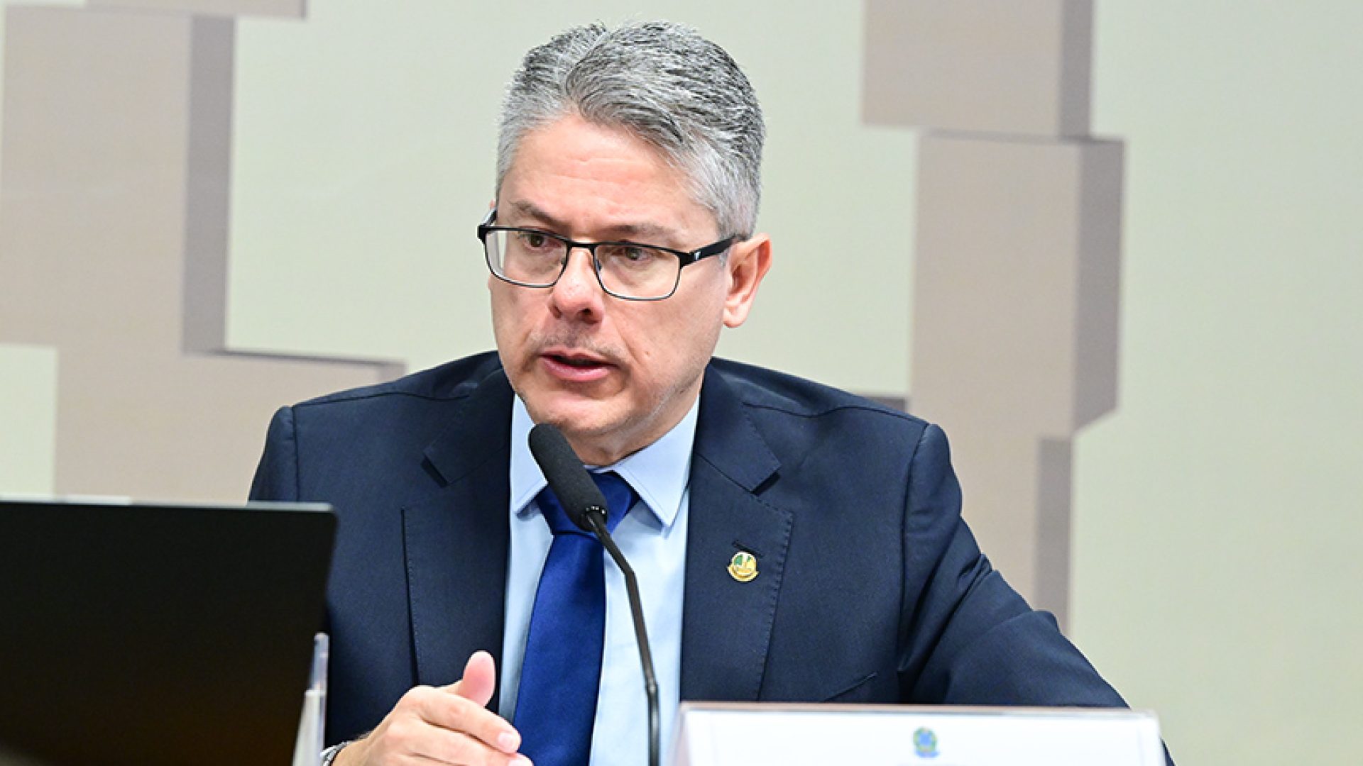 Relator da CPICRIME, senador Alessandro Vieira (MDB-SE) em pronunciamento à mesa.