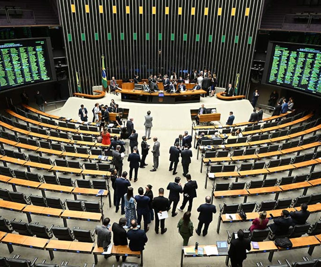 À mesa, presidente do Senado Federal, senador Davi Alcolumbre (União-AP) conduz sessão.