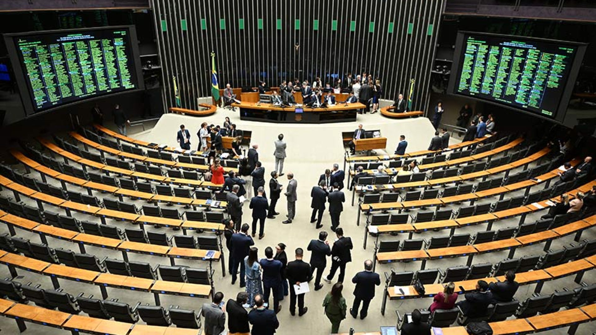 À mesa, presidente do Senado Federal, senador Davi Alcolumbre (União-AP) conduz sessão.