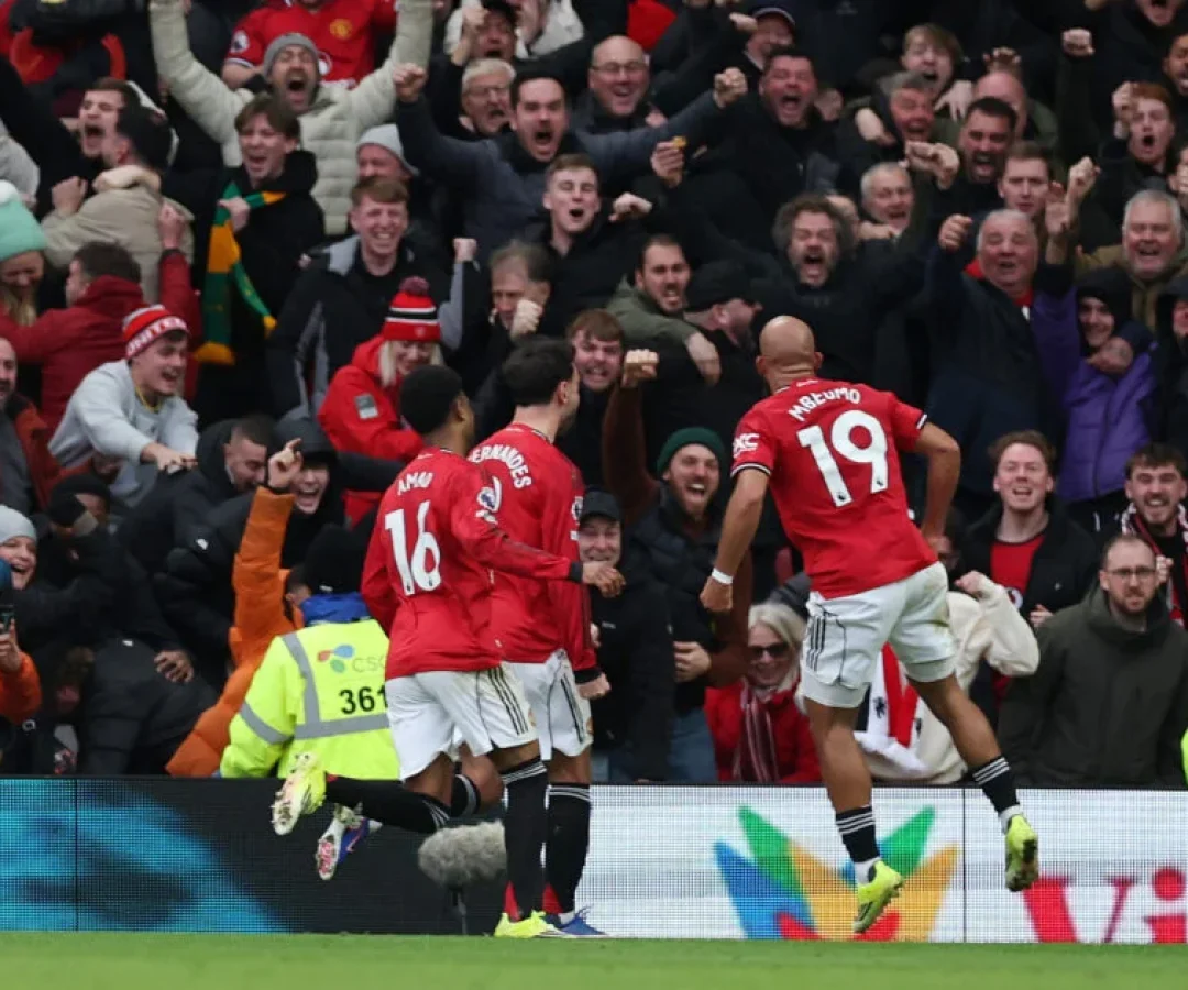 Matheus Cunha dá assistência e Manchester United arrasa o City na estreia de técnico