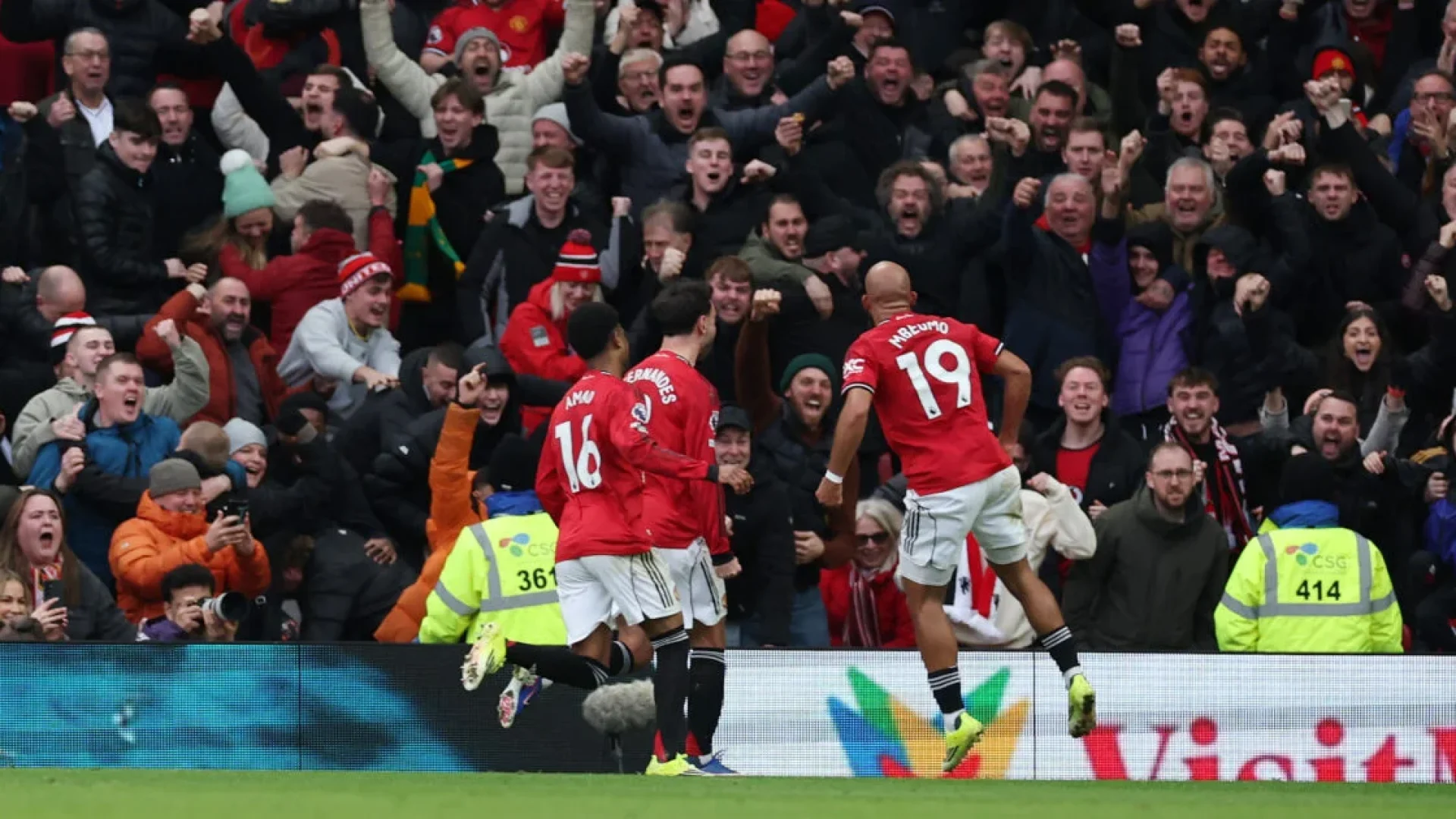 Matheus Cunha dá assistência e Manchester United arrasa o City na estreia de técnico