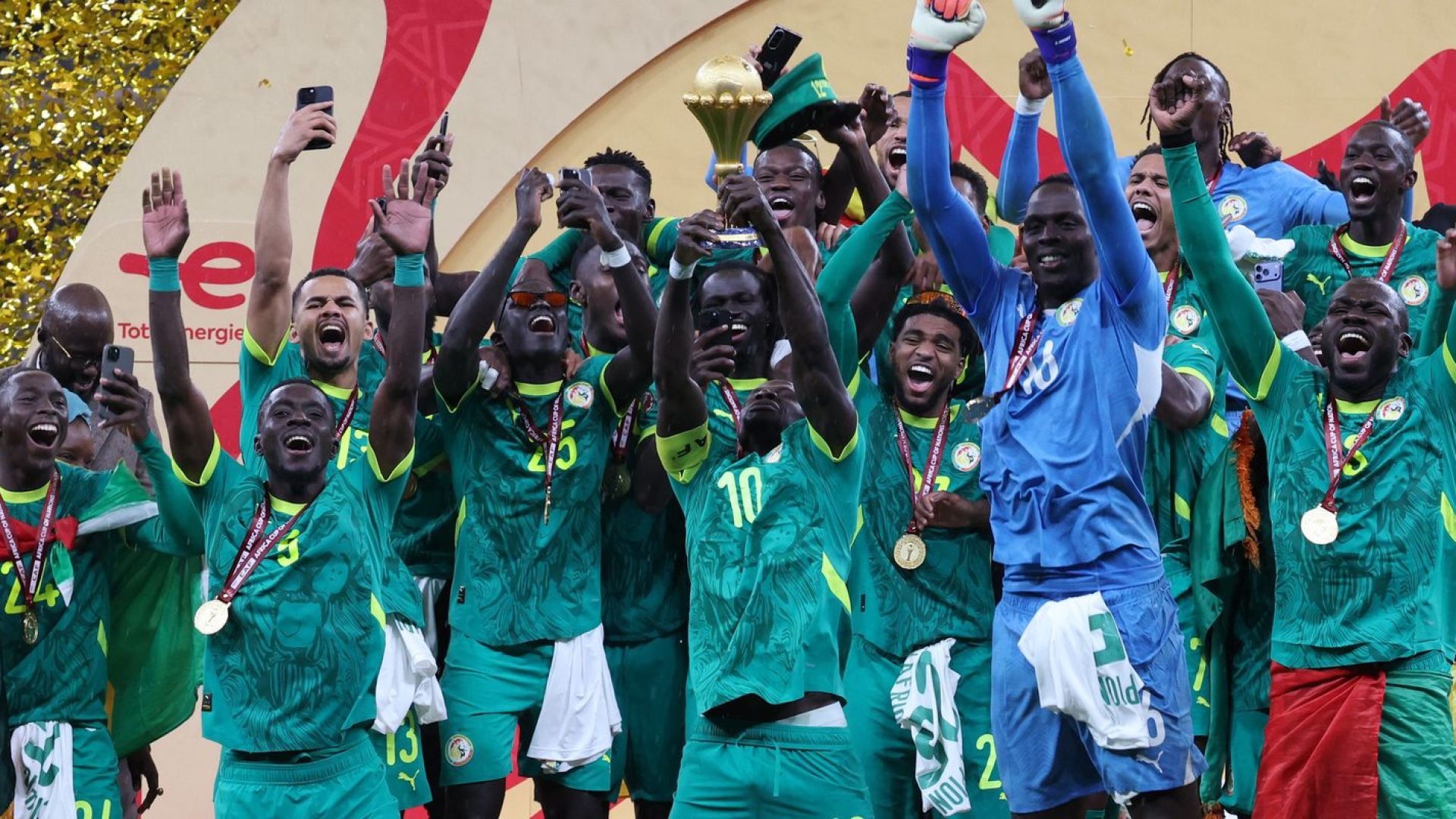Após confusão, Senegal é campeão da Copa Africana de futebol