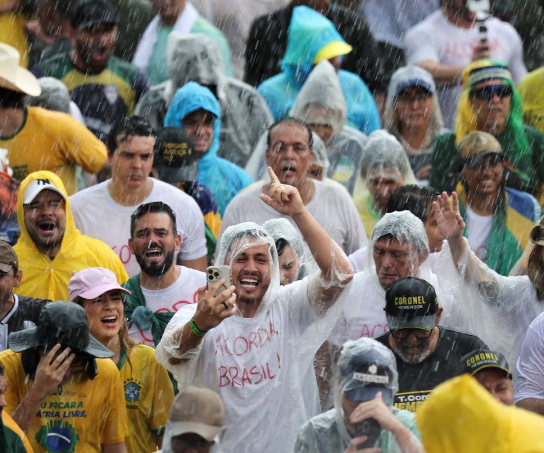 Raio atinge manifestantes na Praça do Cruzeiro, em Brasília