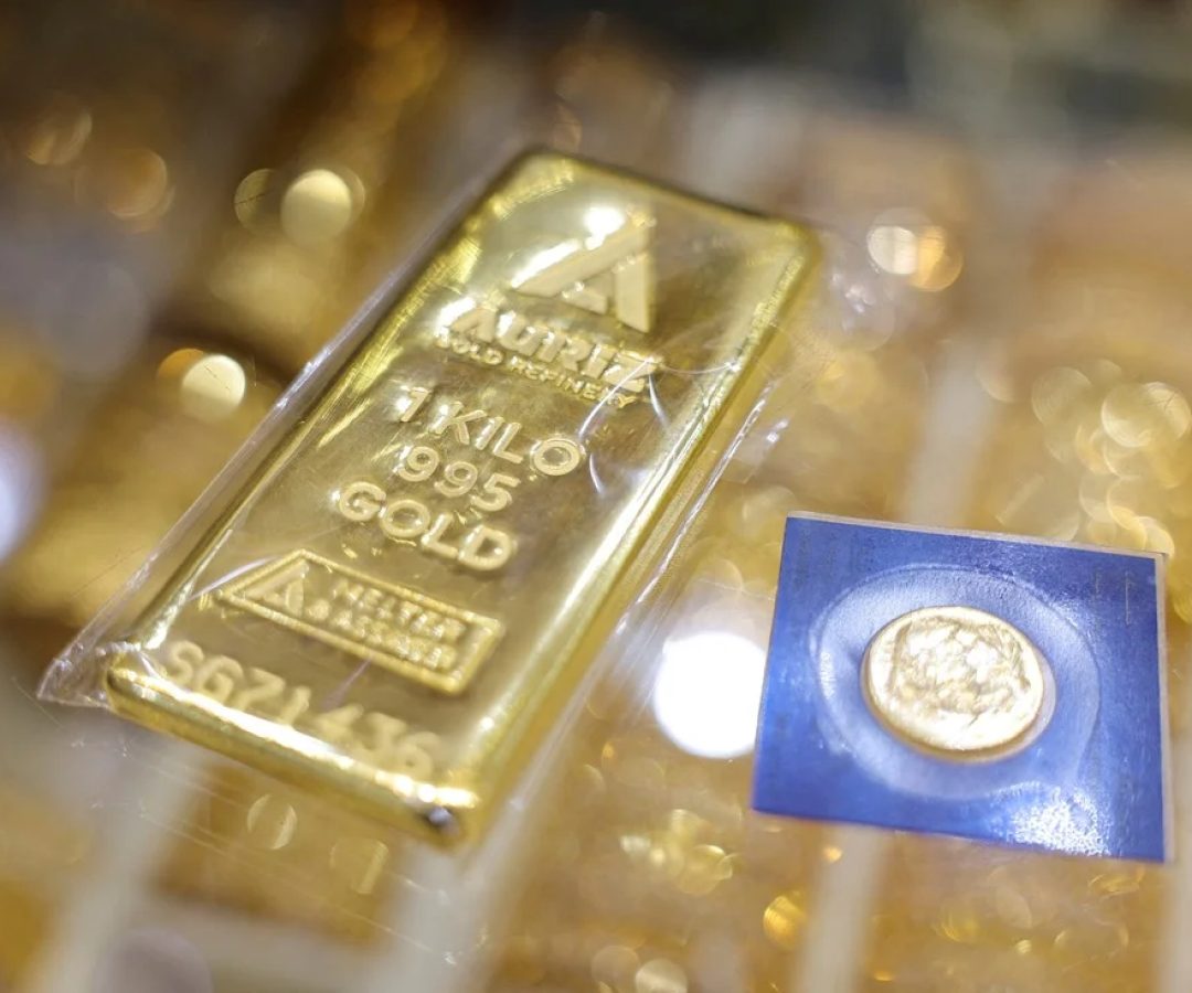 Uma barra de ouro de um quilograma e uma moeda de ouro selada são exibidas em uma joalheria, em Dubai, Emirados Árabes Unidos, 20 de janeiro de 2026.