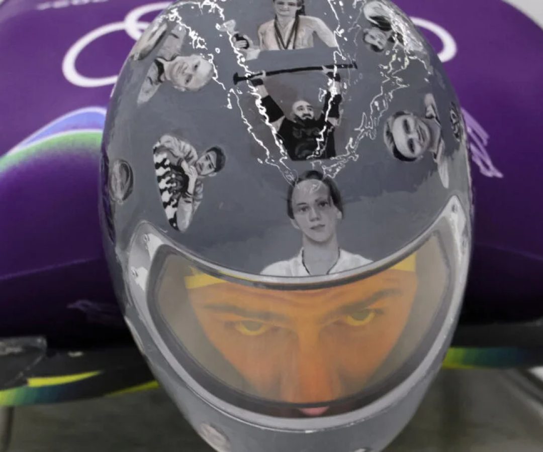 Ucraniano usa capacete nos Jogos de Inverno com imagens de atletas mortos na guerra