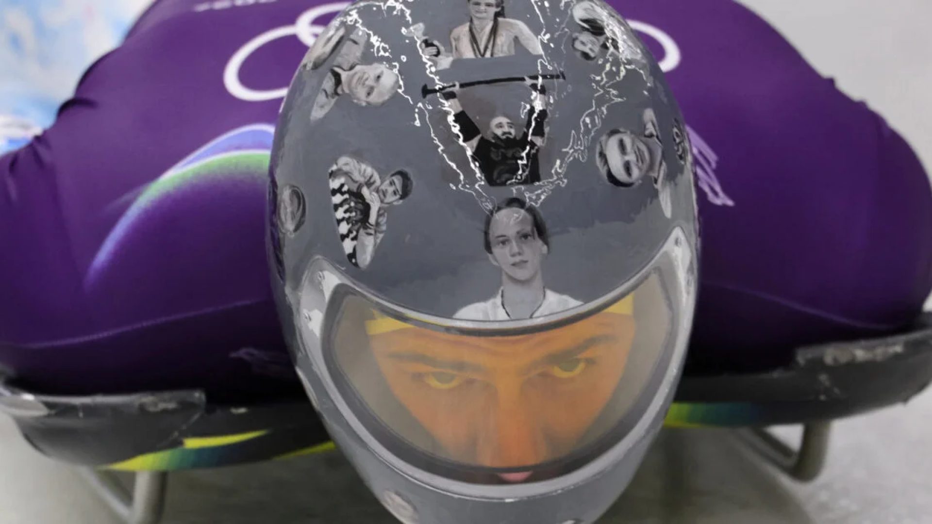 Ucraniano usa capacete nos Jogos de Inverno com imagens de atletas mortos na guerra