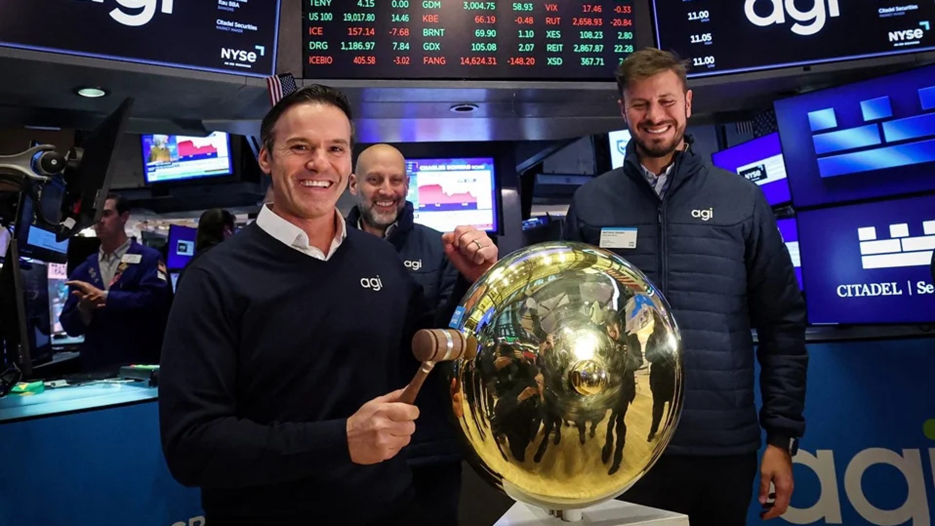 Marciano Testa, fundador, Presidente Executivo e CEO da fintech brasileira AGI Inc. (Agibank), toca o sino cerimonial enquanto as ações de sua empresa começam a ser negociadas durante o IPO na Bolsa de Valores de Nova York (NYSE) em Nova York, EUA, 11 de fevereiro de 2026.