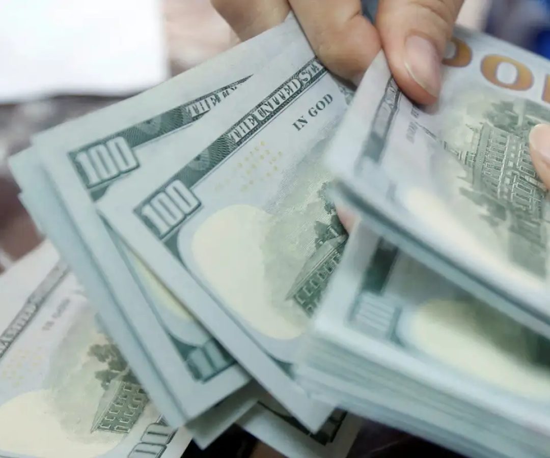 Dólar cai 1,6% e fecha em R$ 5,23 com alívio externo