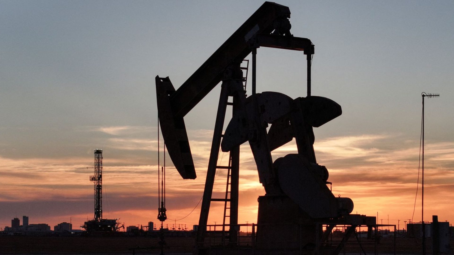 Dólar salta a R$ 5,26, e Bolsa cai 3% com escalada no Oriente Médio