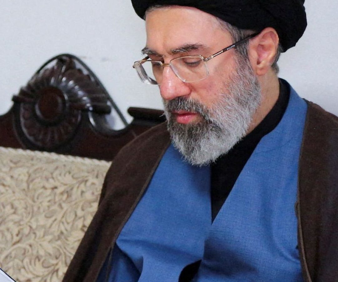 Líder do Irã promete vingança e manter fechado Estreito de Ormuz