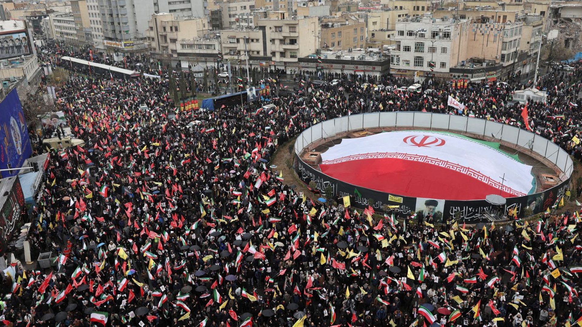Sob bombas, multidões vão às ruas no Irã em apoio aos palestinos