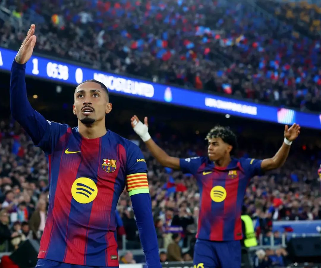 Raphinha marca dois em goleada do Barcelona na Liga dos Campeões
