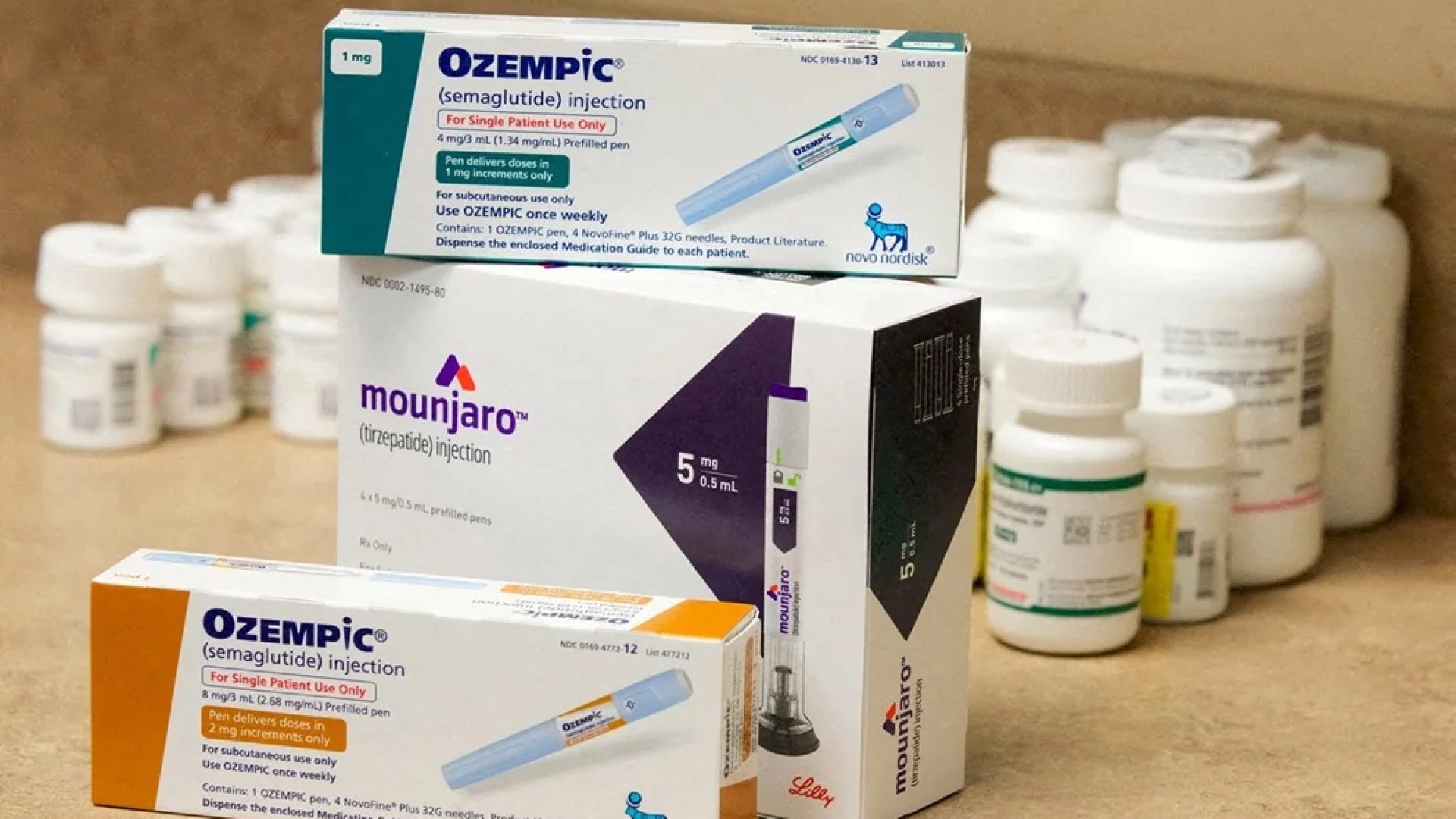 Caixas de Ozempic e Mounjaro, medicamentos injetáveis de semaglutida e tirzepatida usados para tratar o diabetes tipo 2 e fabricados pela Novo Nordisk e Lilly