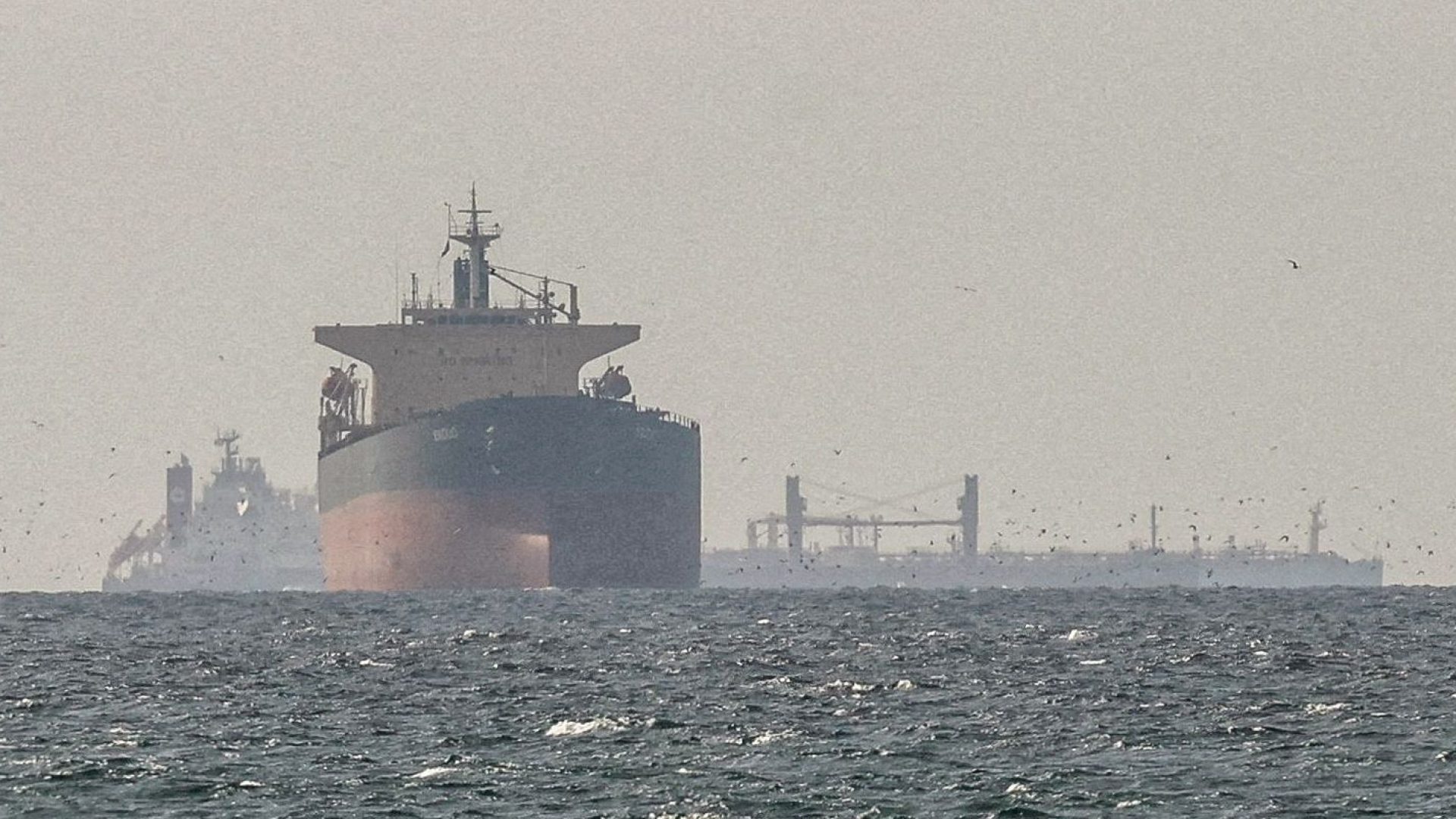 Irã nega passagem de navios dos EUA por Ormuz e petróleo dispara