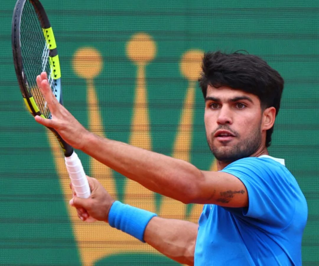 Lesão no pulso tira Carlos Alcaraz de Roland Garros