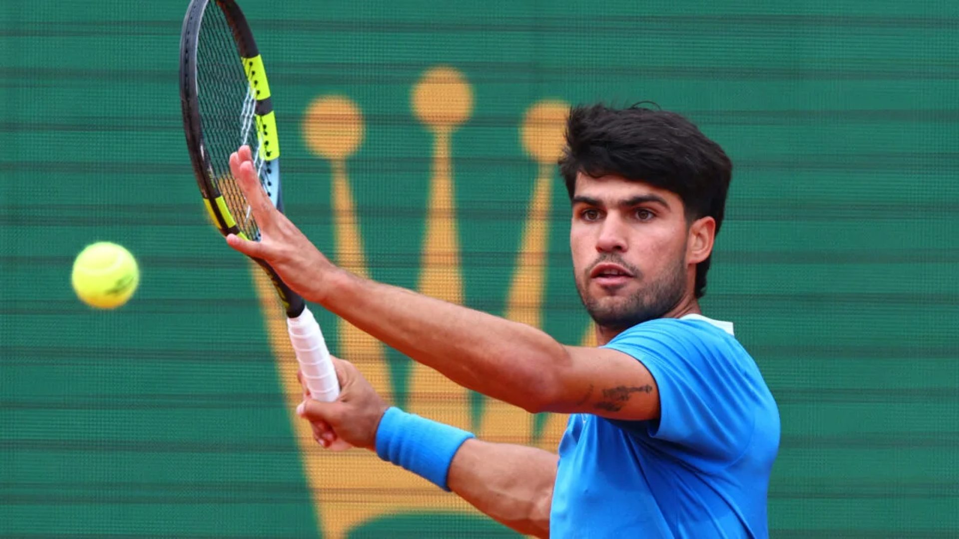 Lesão no pulso tira Carlos Alcaraz de Roland Garros