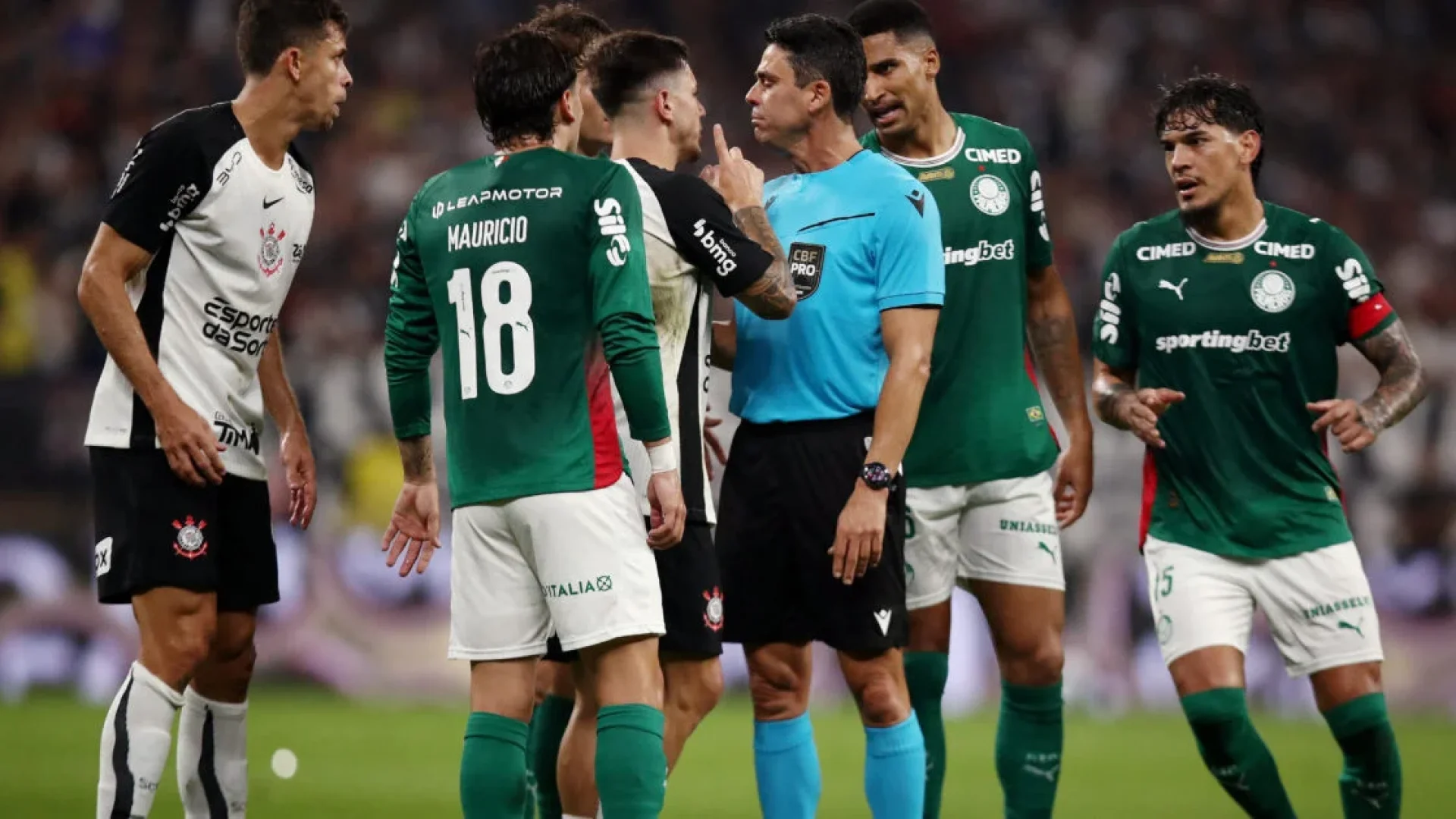 Gestos obscenos escancaram crise disciplinar do Corinthians; entenda