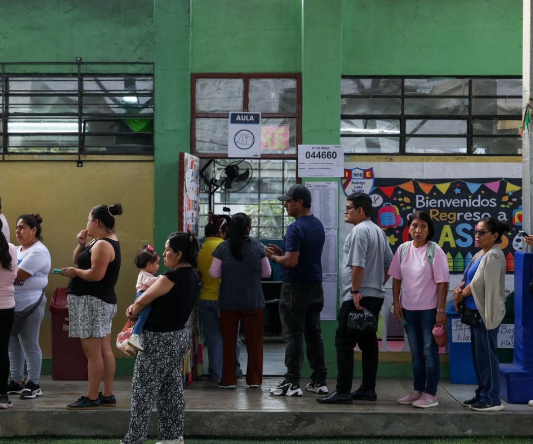 Peru: ultraconservador e esquerda disputam voto a voto para 2º turno