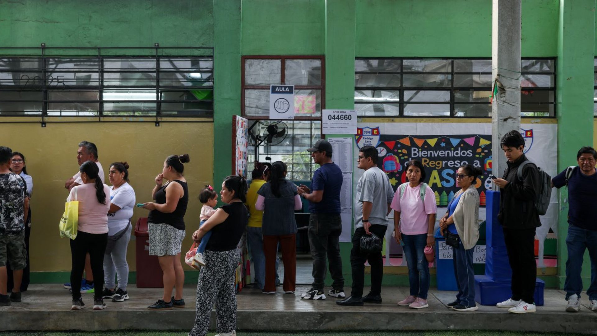Peru: ultraconservador e esquerda disputam voto a voto para 2º turno