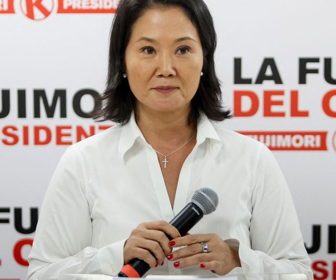 Fujimori se aproxima da presidência do Peru e Sánchez convoca protesto